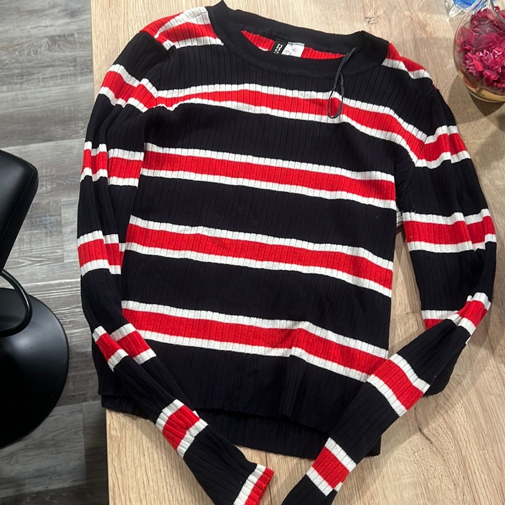 Divided striped tight shirt